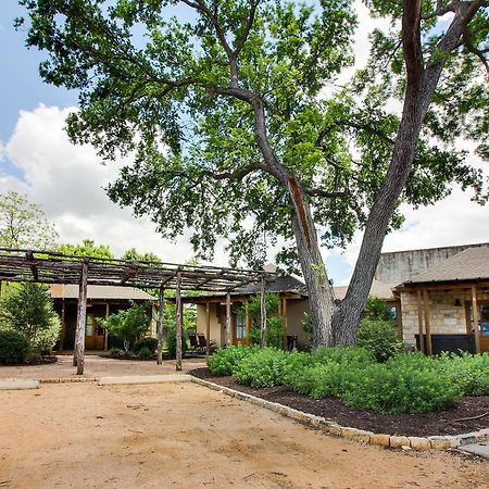 Wine Country Cottages On Main Фредериксбург Екстериор снимка