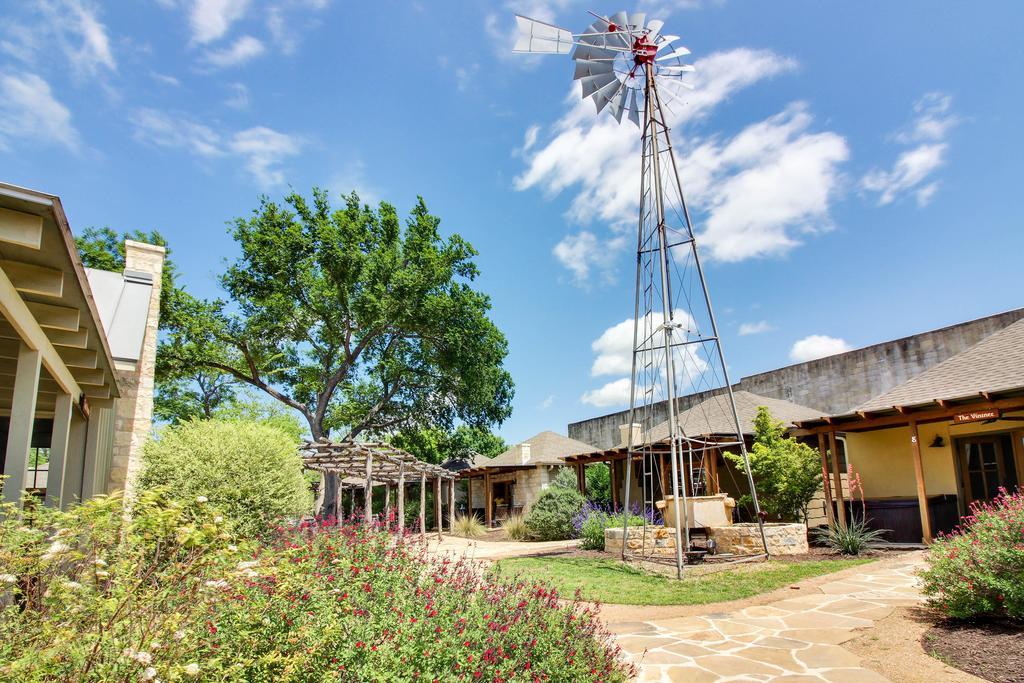 Wine Country Cottages On Main Фредериксбург Екстериор снимка