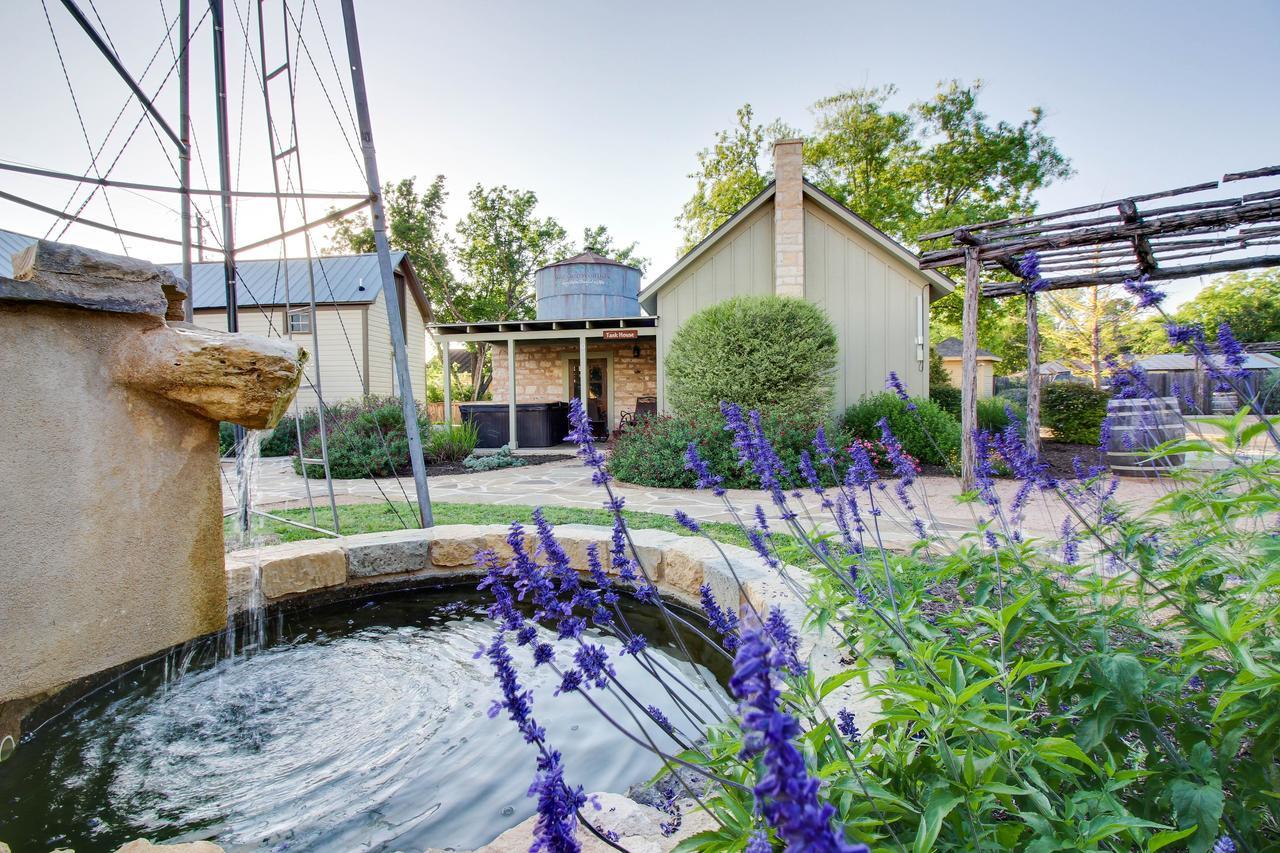 Wine Country Cottages On Main Фредериксбург Стая снимка