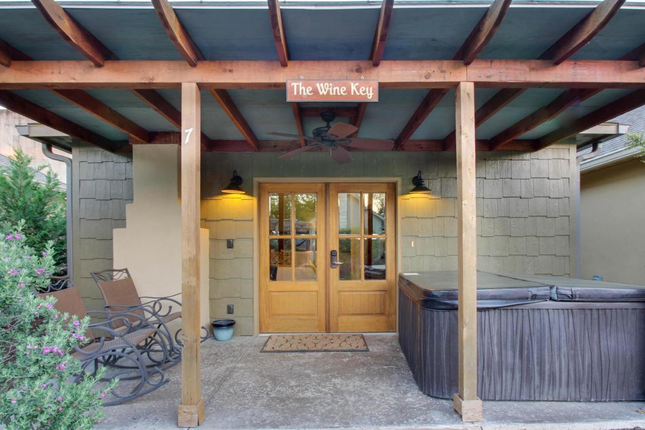 Wine Country Cottages On Main Фредериксбург Стая снимка