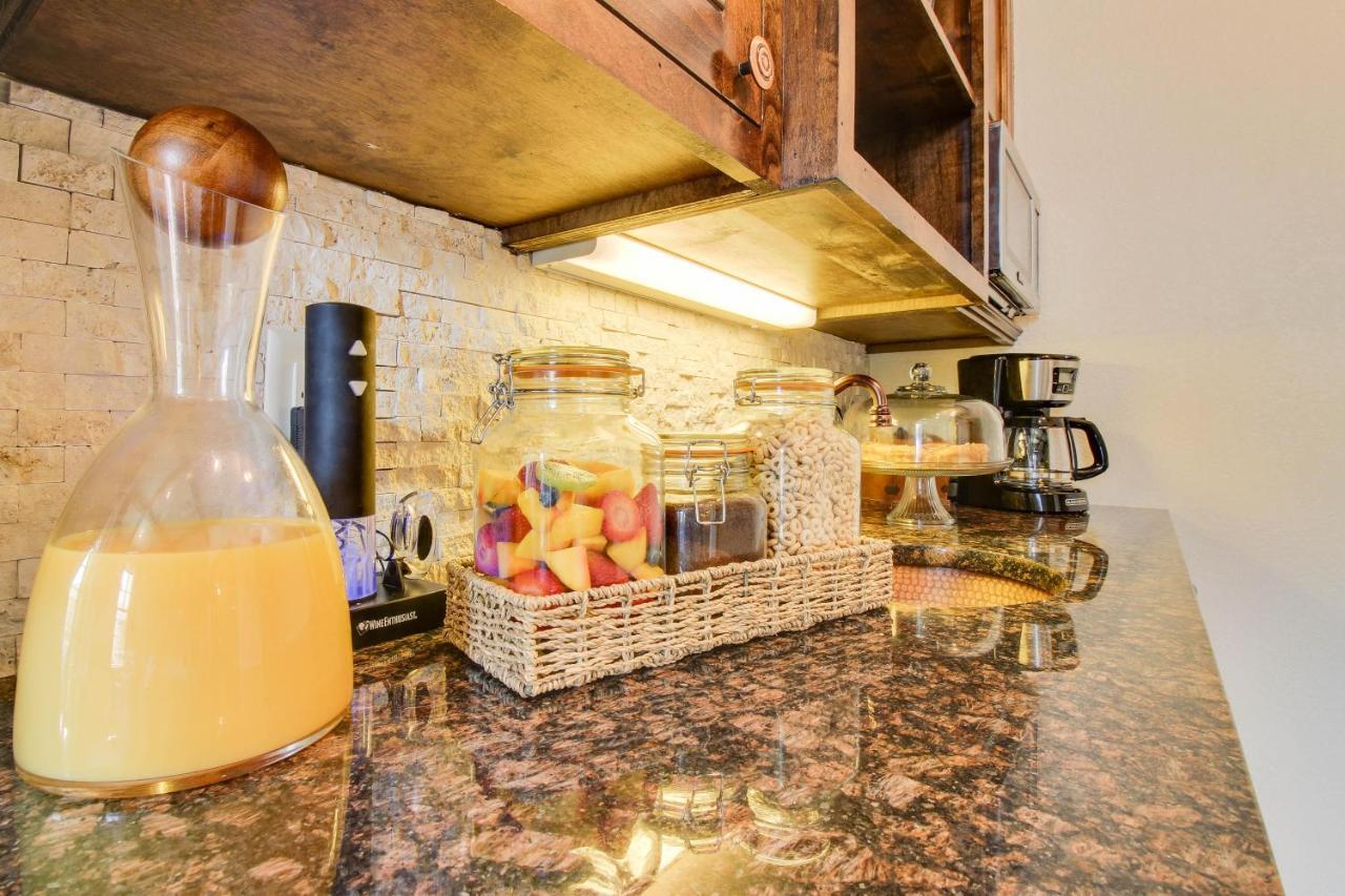 Wine Country Cottages On Main Фредериксбург Стая снимка